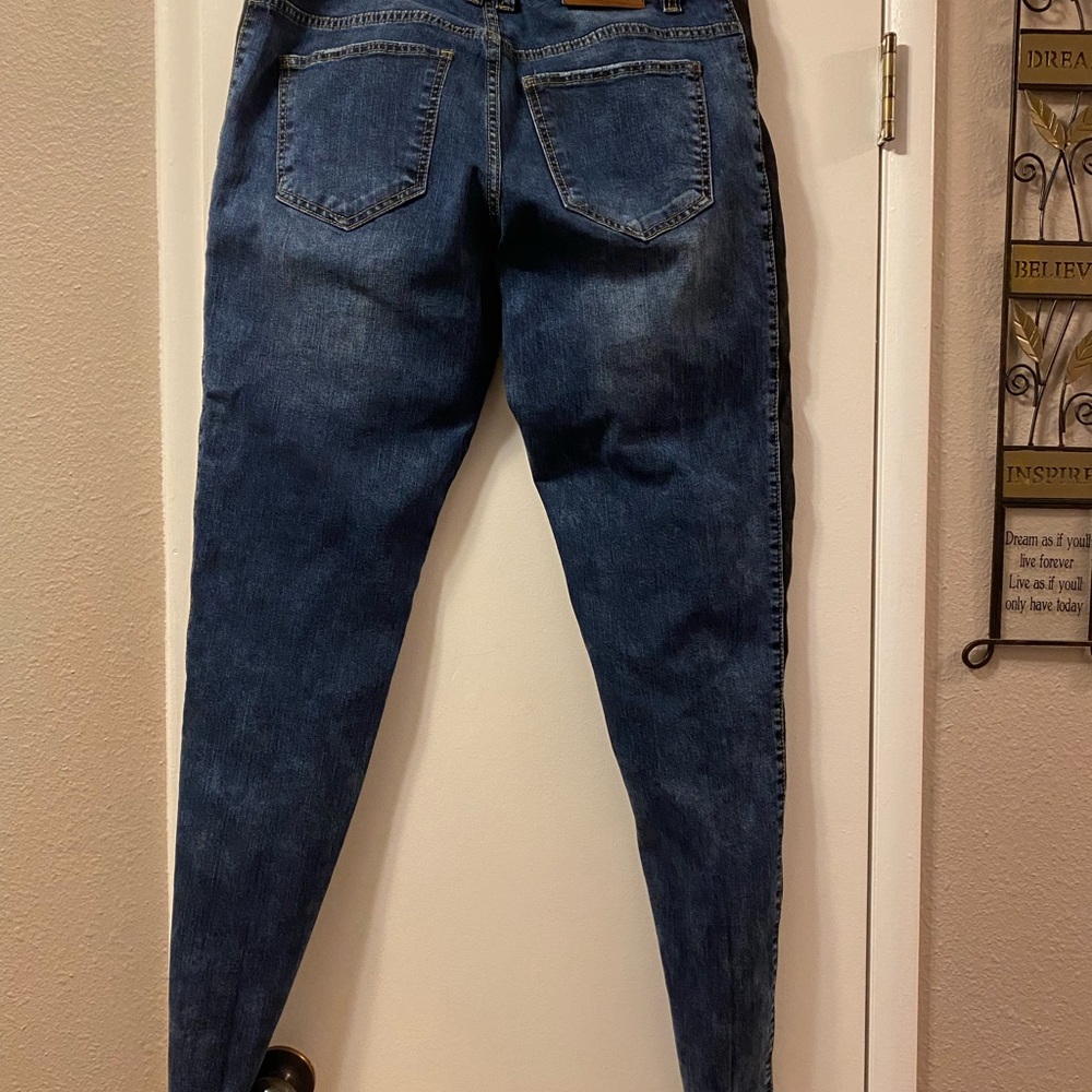 Victorious Men Ripped Jeans - Picture 4 of 4